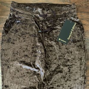 Lululemon ready to crush joggers